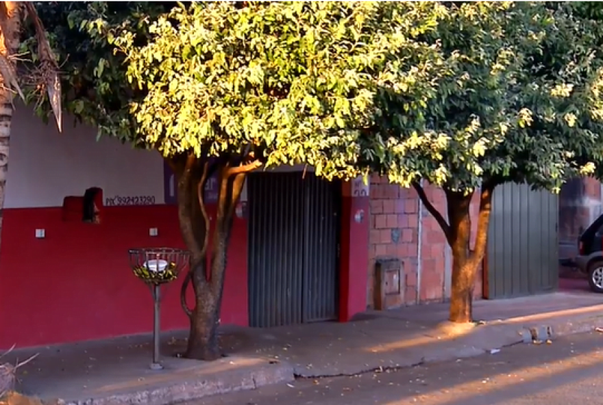 Motociclista foi até a casa do jovem, chamou seu nome e efetuou disparos contra ele. (Foto: Reprodução/ TV Anhanguera)