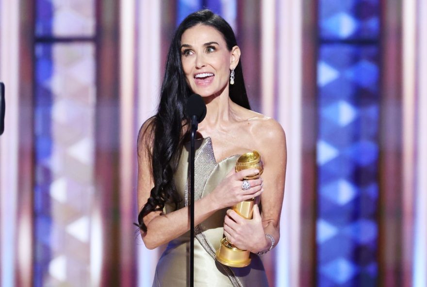 demi-moore-ganha-globo-de-ouro-2025-e-emociona-com-discurso-inspirador