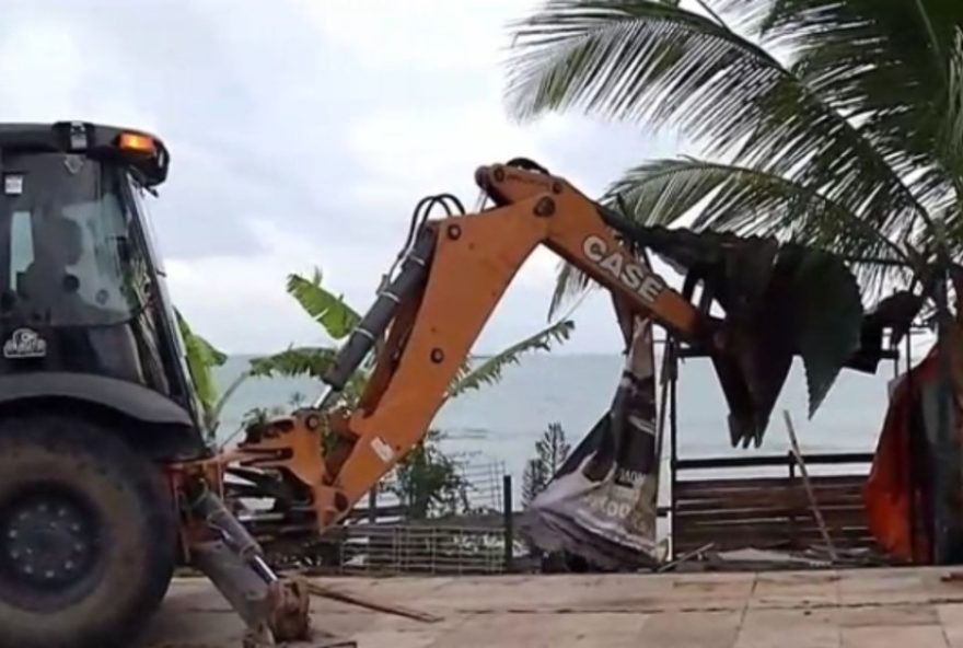 demolicao-de-barracas-irregulares-no-pirambu2C-em-fortaleza3A-acao-da-agefis-para-regularizacao-da-orla