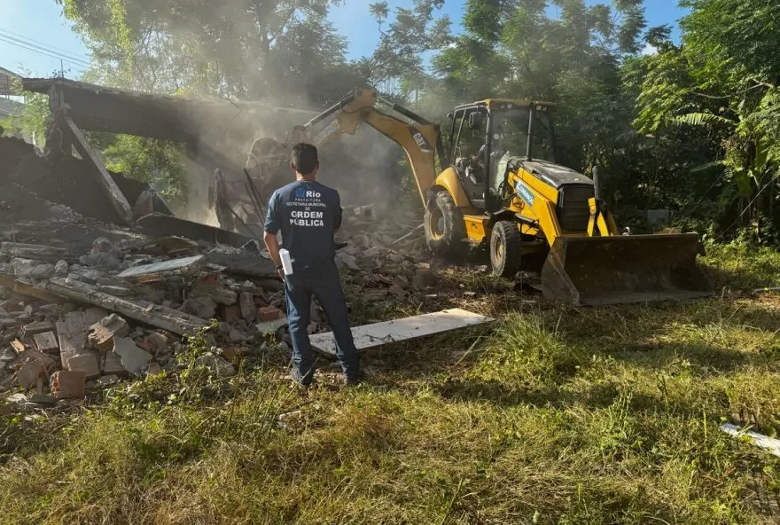 demolicao-de-construcoes-irregulares-proximas-ao-complexo-de-gericino3A-acao-conjunta-contra-faccao-criminosa-e-comando-vermelho