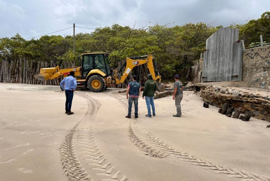 demolicao-de-muro-na-praia-de-maracaipe3A-governo-de-pe-inicia-acao-apos-polemica