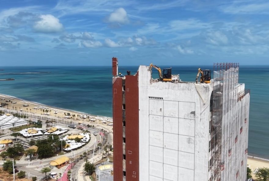 demolicao-do-seara-praia-hotel-na-beira-mar-de-fortaleza-em-video3A-ultimo-andar-desaparece