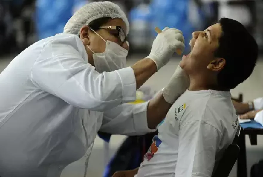 Sintomas da doenças podem ser manchas ou placas vermelhas ou esbranquiçadas na língua, gengivas, céu da boca ou bochechas, nódulos no pescoço. (Foto: Tânia Rêgo /Agência Brasil)