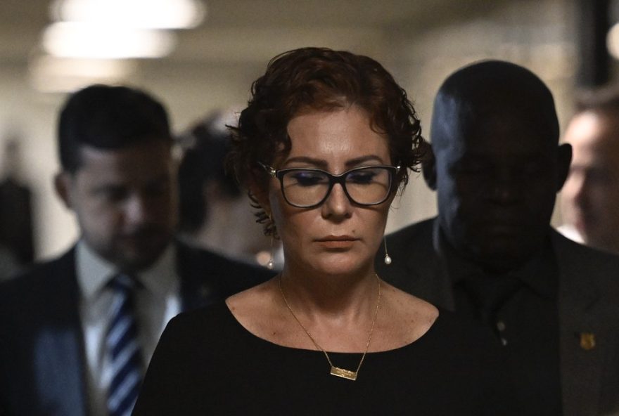 deputada-carla-zambelli-e-presa-na-italia-e-condenada-a-10-anos-de-prisao3A-veja-a-trajetoria-da-parlamentar-rumo-a-cadeia