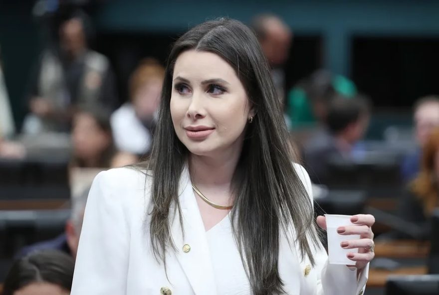 deputada-de-toni-deixa-o-pl-apos-partido-decidir-apoiar-carlos-bolsonaro-ao-senado