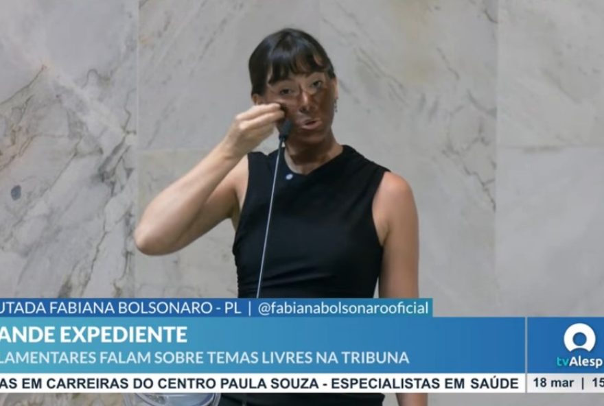 deputada-fabiana-bolsonaro-se-pinta-de-preto-em-ato-polemico deputada-fabiana-bolsonaro-se-pinta-de-preto-em-ato-polemico