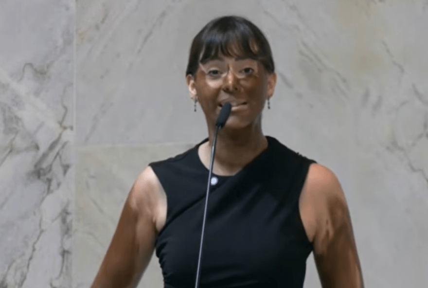 deputada-se-pinta-de-negra-para-criticar-mulheres-trans-em-espacos-femininos deputada-se-pinta-de-negra-para-criticar-mulheres-trans-em-espacos-femininos