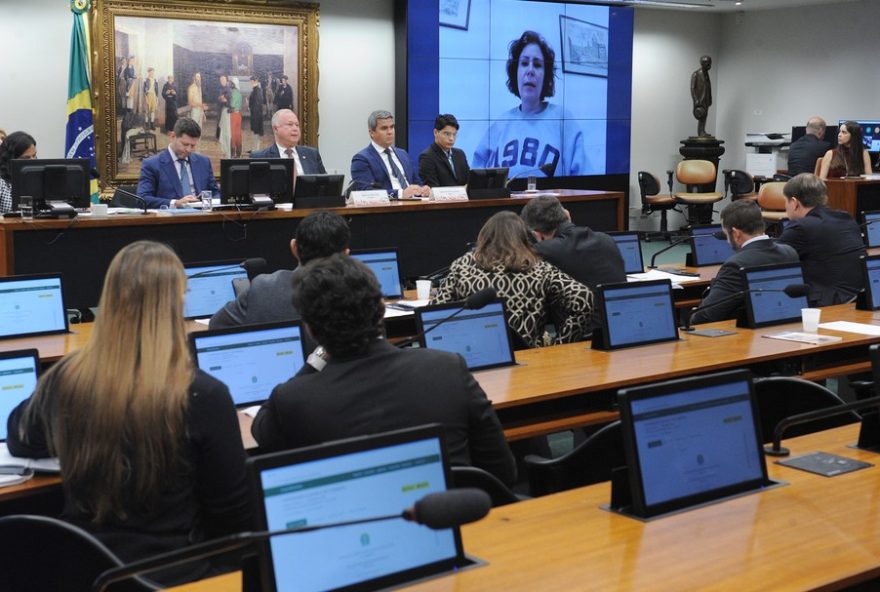 deputada-zambelli-chorou-e-reclamou-de-problemas-de-saude-em-depoimento-na-camara-sobre-perda-de-mandato