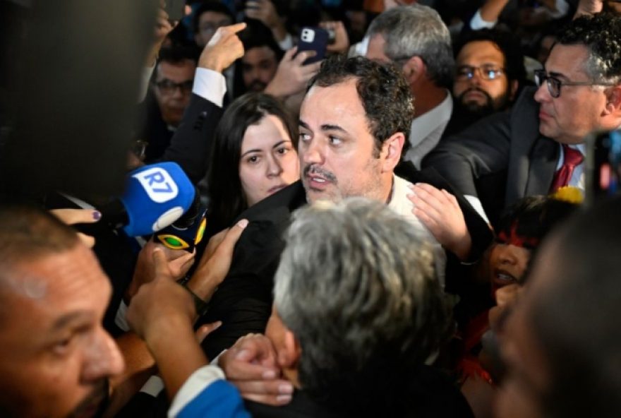 deputado-critica-atraso-de-emendas-e-expoe-tensao-entre-planalto-e-camara deputado-critica-atraso-de-emendas-e-expoe-tensao-entre-planalto-e-camara