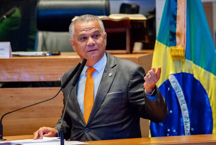 deputado-daniel-de-castro-condenado-por-difamacao-a-professora3A-multas-e-retratacao-exigidas