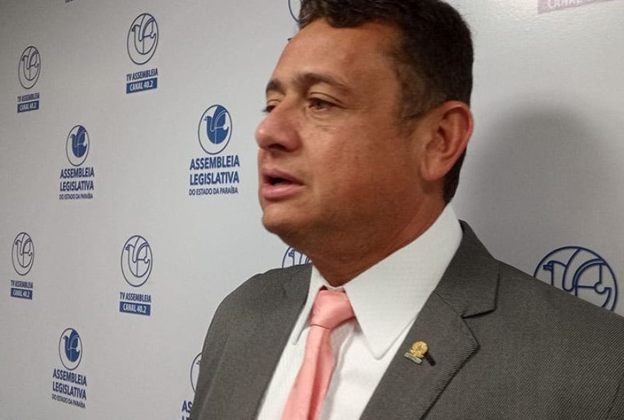 deputado-defende-candidatura-de-filho-de-bolsonaro-e-critica-alpb deputado-defende-candidatura-de-filho-de-bolsonaro-e-critica-alpb