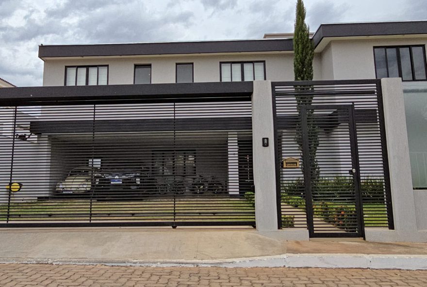 deputado-do-pl-entrega-dois-presentes-a-bolsonaro-durante-visita