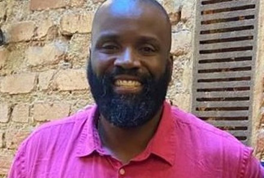 deputado-do-rj-da-voz-de-prisao-a-homem-que-extorquiu-dinheiro-fingindo-ser-jornalista