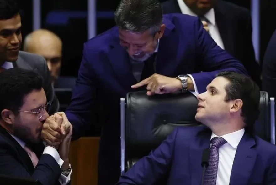 deputado-piauiense-beija-mao-de-arthur-lira-durante-votacao-na-camara