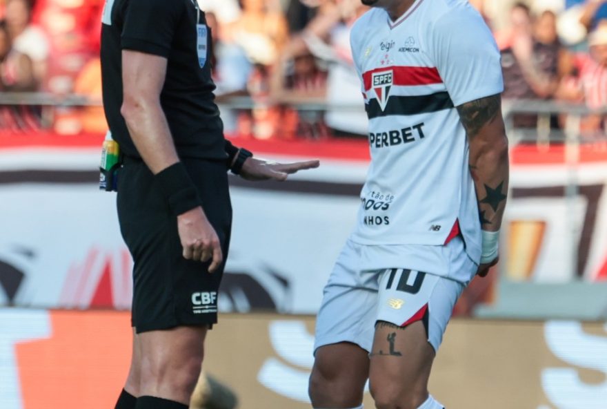 SP - SAO PAULO - 05/10/2025 - BRASILEIRO A 2025, SAO PAULO X PALMEIRAS - Luciano jogador do Sao Paulo reclama com a arbitragem durante partida contra o Palmeiras no estadio Morumbi pelo campeonato Brasileiro A 2025. Foto: Marcello Zambrana/AGIF