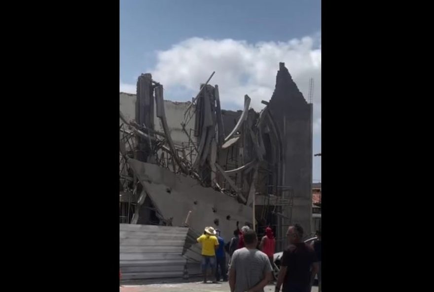desabamento-atinge-igreja-catolica-em-sao-luis3A-estrutura-em-obras-cai2C-mas-nao-ha-feridos