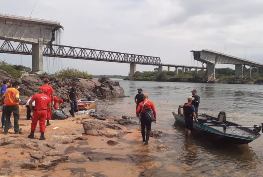 desabamento-da-ponte-entre-to-e-ma3A-8-mortos-e-9-desaparecidos.-bombeiros-buscam-vitimas-a-35-metros-de-profundidade.-medidas-urgentes-sao-necessarias