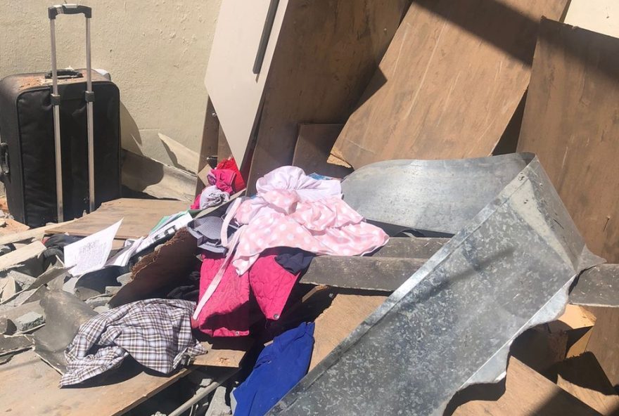 desabamento-de-muro-atinge-seis-casas-em-jacarei2C-sp3A-quatro-feridos