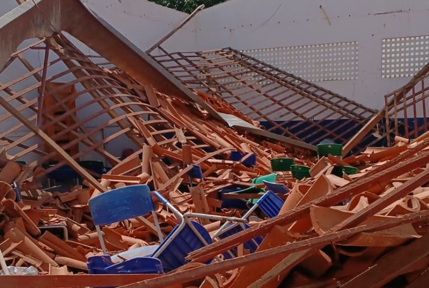 desabamento-do-teto-na-escola-municipal-tome-de-sousa-em-imperatriz3A-aulas-mantidas desabamento-do-teto-na-escola-municipal-tome-de-sousa-em-imperatriz3A-aulas-mantidas