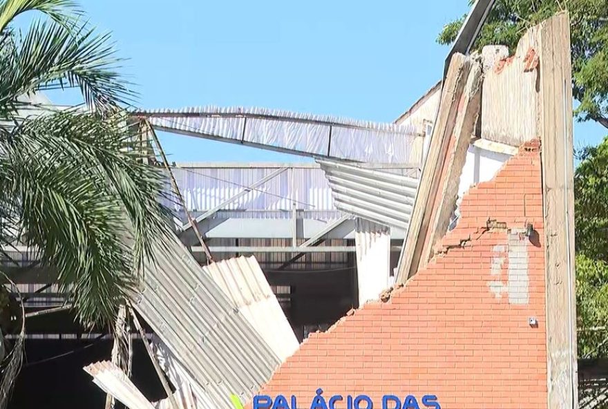 desabamento-em-franca3A-trabalhador-morre-durante-temporal-em-antiga-fabrica-fotos-detalham-os-danos.-sepultamento-nesta-terca-feira desabamento-em-franca3A-trabalhador-morre-durante-temporal-em-antiga-fabrica-fotos-detalham-os-danos.-sepultamento-nesta-terca-feira