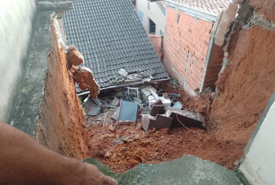 desabamento-em-residencia-preocupa-moradores-de-sao-jose-dos-campos3A-entenda-as-causas-e-medidas-preventivas