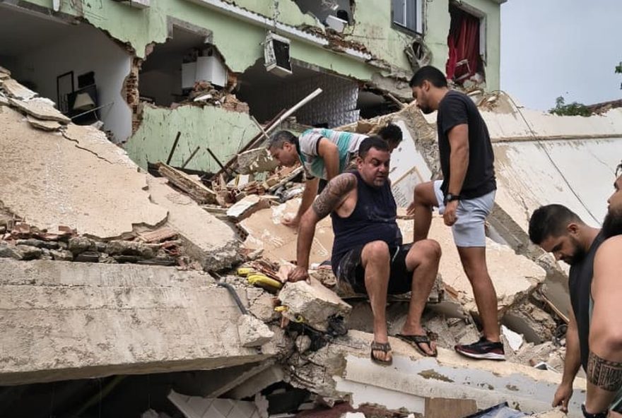 desabamento-no-engenho-novo3A-quatro-resgatados-com-vida-apos-predio-de-dois-andares-cair desabamento-no-engenho-novo3A-quatro-resgatados-com-vida-apos-predio-de-dois-andares-cair