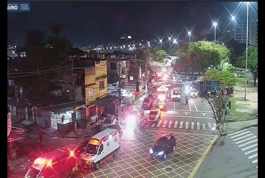 desabamento-no-maracana3A-mae-e-filha-soterradas2C7-feridos-e-causa-desconhecida.-equipes-atuam-no-resgate.-populacao-colabora