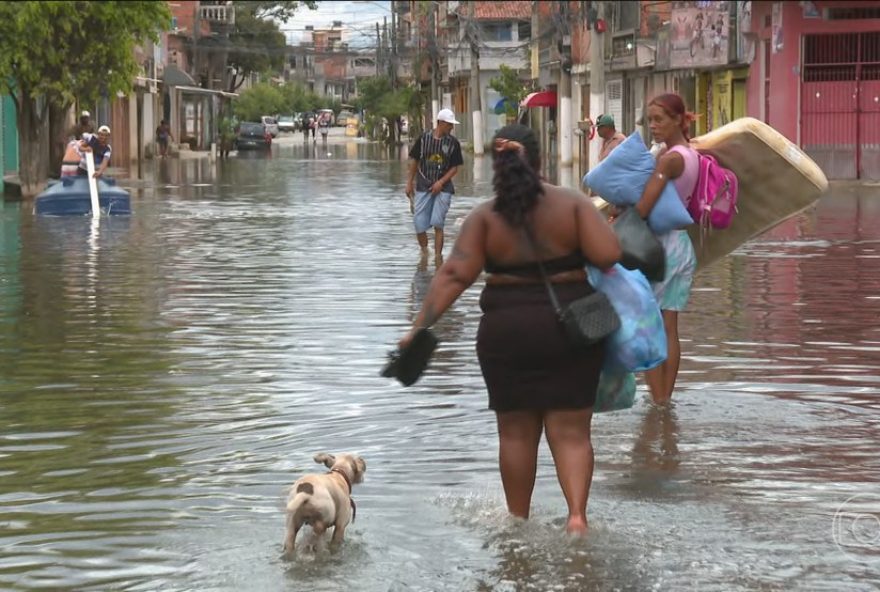 desabrigados-do-jardim-pantanal-dispersados-com-balas-de-borracha-devido-a-confusao-na-fila-pelo-auxilio-emergencial