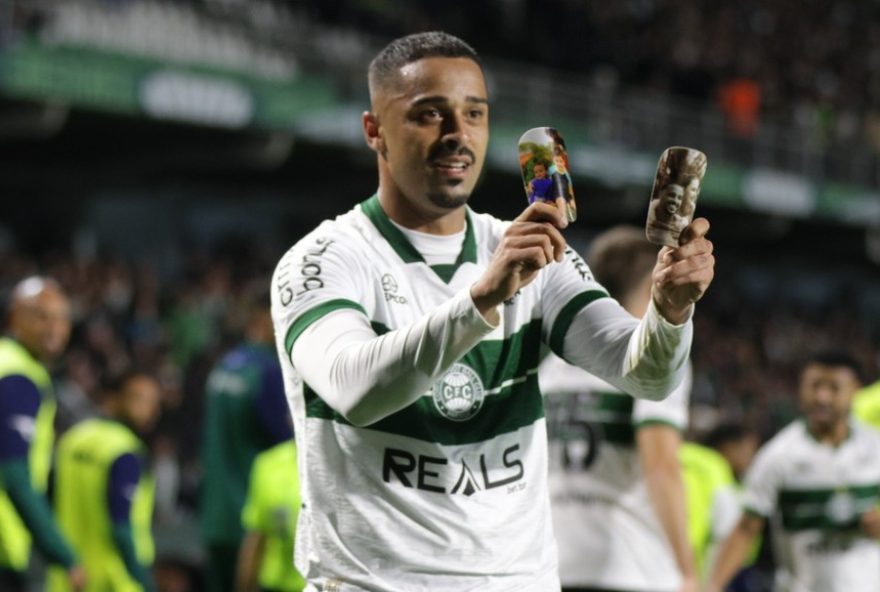 PR - CURITIBA - 19/07/2025 - BRASILEIRO B 2025, CORITIBA X PAYSANDU - Dellatorre jogador do Coritiba comemora seu gol durante partida contra o Paysandu no estadio Couto Pereira pelo campeonato Brasileiro B 2025. Foto: Robson Mafra/AGIF