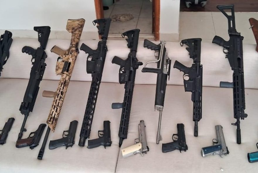 desarme-apreende-9-fuzis-e-9-pistolas-em-apartamento-no-recreio3A-cooperar-com-investigacoes-desmantela-esquema-criminal