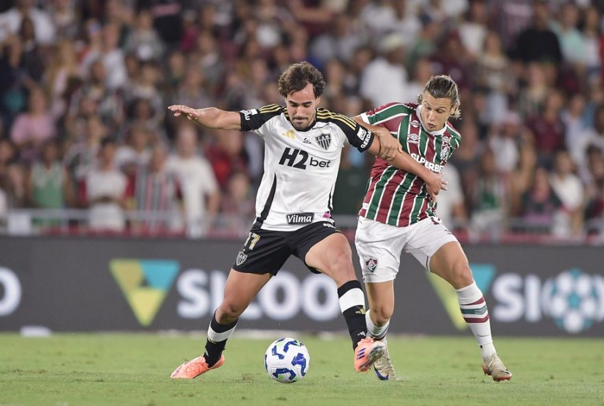 RJ - RIO DE JANEIRO - 04/10/2025 - BRASILEIRO A 2025, FLUMINENSE X ATLETICO-MG - Canobbio jogador do Fluminense disputa lance com  jogador do Atletico-MG durante partida no estadio Maracana pelo campeonato Brasileiro A 2025. Foto: Thiago Ribeiro/AGIF