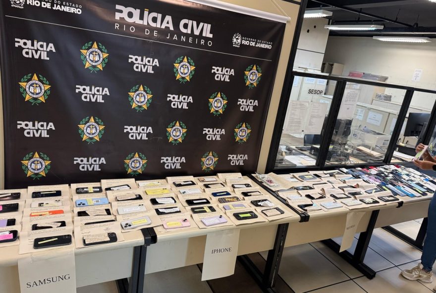 desbloqueio-de-celulares-roubados3A-quadrilha-desmantelada-choca-o-rio-policia-civil-prende-grupo-com-200-aparelhos-e-5-toneladas-de-maconha