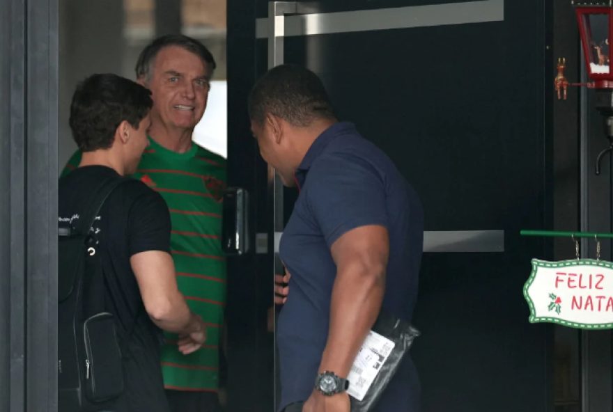 descubra-com-quem-nikolas-ferreira-falou-ao-celular-na-casa-de-bolsonaro