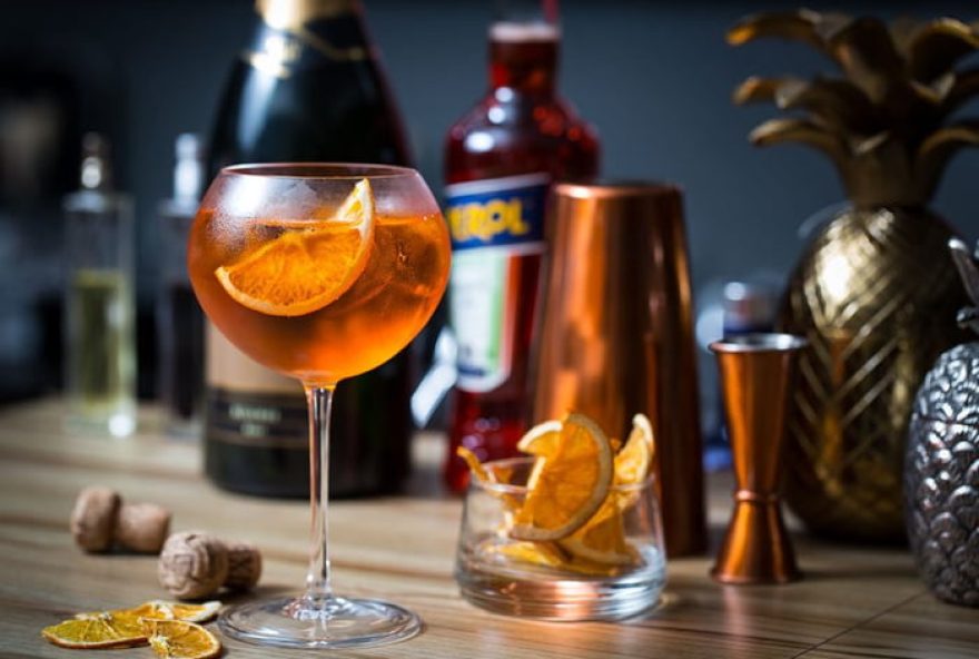 descubra-como-preparar-o-delicioso-aperol-spritz-em-casa-e-encante-seus-convidados-com-um-drink-refrescante-e-saboroso-experimente-agora