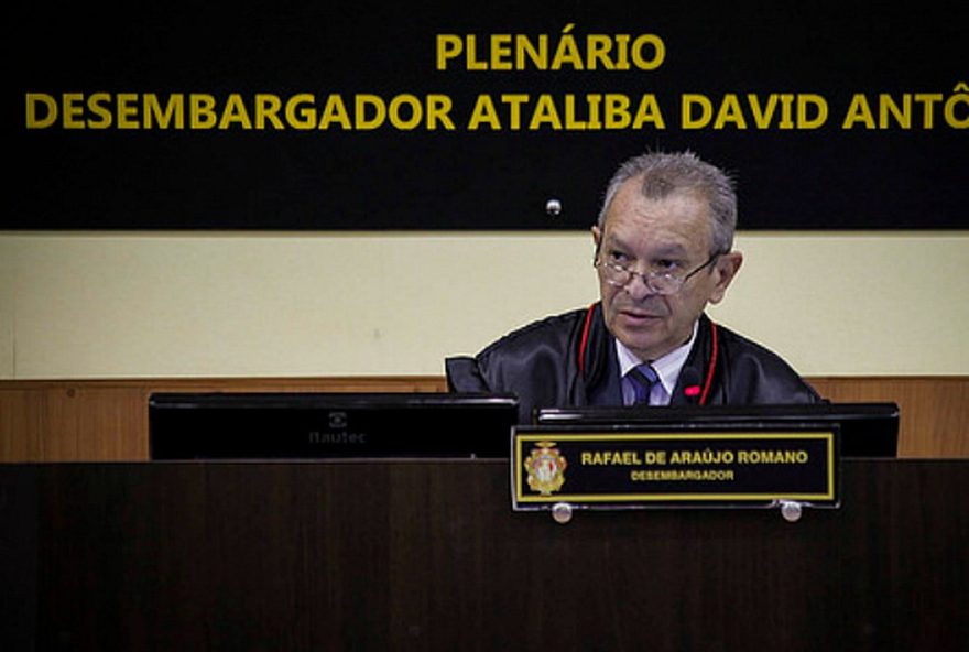 desembargador-rafael-romano-e-preso-apos-se-entregar-a-policia-condenado-por-estuprar-neta desembargador-rafael-romano-e-preso-apos-se-entregar-a-policia-condenado-por-estuprar-neta