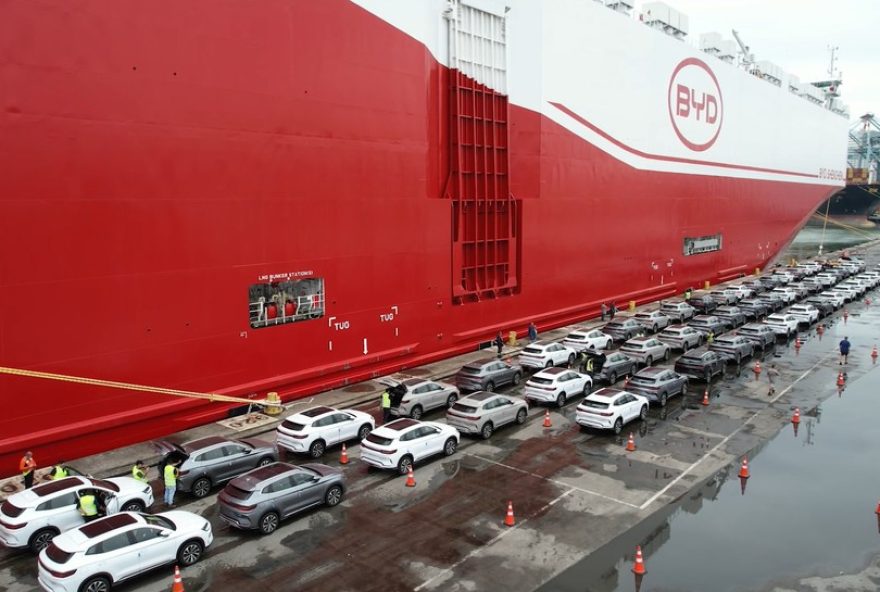 desembarque-historico-de-72C2-mil-carros-eletricos-e-hibridos-no-porto-de-itajai-em-santa-catarina3A-video
