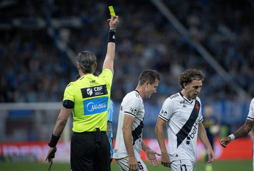 RS - PORTO ALEGRE - 19/11/2025 - BRASILEIRO A 2025, GREMIO X VASCO - Lucas Piton jogador do Vasco recebe cartao amarelo do arbitro durante partida contra o Gremio no estadio Arena do Gremio pelo campeonato Brasileiro A 2025. Foto: Maxi Franzoi/AGIF