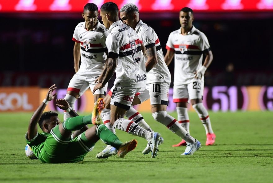 desempenho-do-sao-paulo3A-rafael-brilha-e-luiz-gustavo-falha-em-derrota-ao-juventude3B-confira-as-notas-dos-jogadores