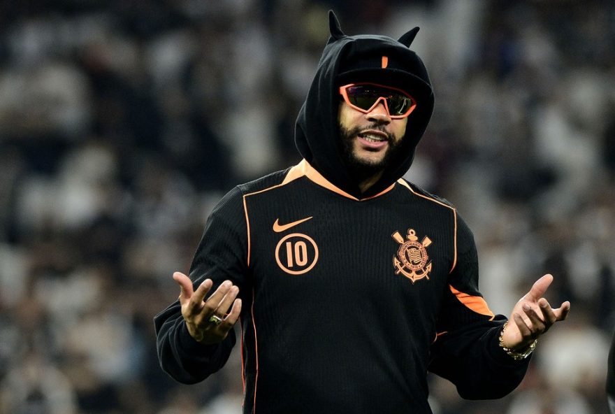 desfalque-contra-o-flamengo2C-memphis-posa-com-nova-camisa-do-corinthians