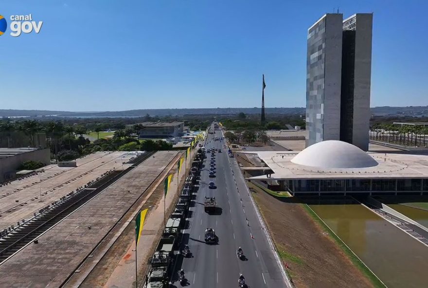 desfile-7-de-setembro-em-brasilia3A-bandeirao2C-exibicoes-militares2C-mensagens-sobre-cop-e-soberania.-veja-imagens