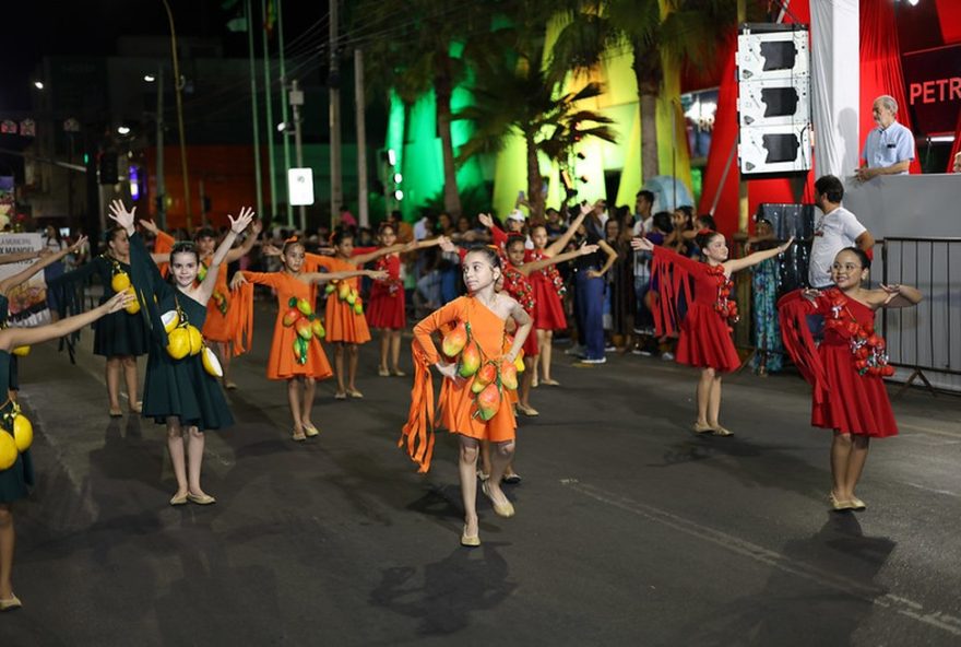 desfile-alegorico-de-130-anos-de-petrolina-com-homenagem-a-geraldo-azevedo3A-participe