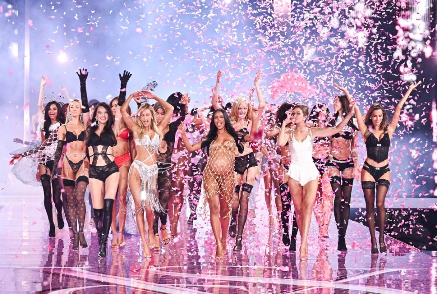 desfile-da-marca-de3A-gravida-abre-passarela-e-brasileiras-se-destacam-em-evento-com-shows-de-karol-g2C-twice2C-madison-beer-e-missy-elliott