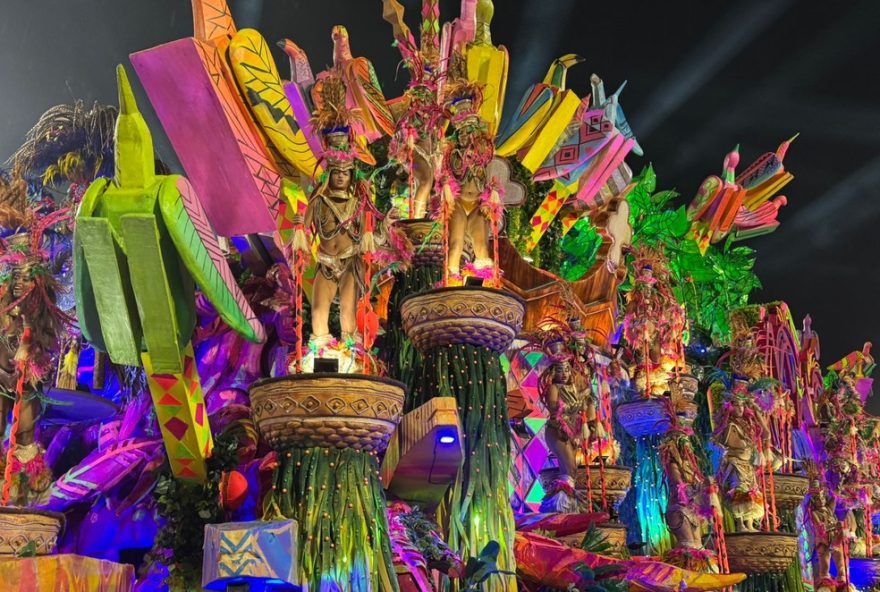 desfile-das-campeas-do-carnaval-do-rio-2026-e-marcado-por-criticas-aos-jurados-e-novas-apresentacoes-das-escolas desfile-das-campeas-do-carnaval-do-rio-2026-e-marcado-por-criticas-aos-jurados-e-novas-apresentacoes-das-escolas