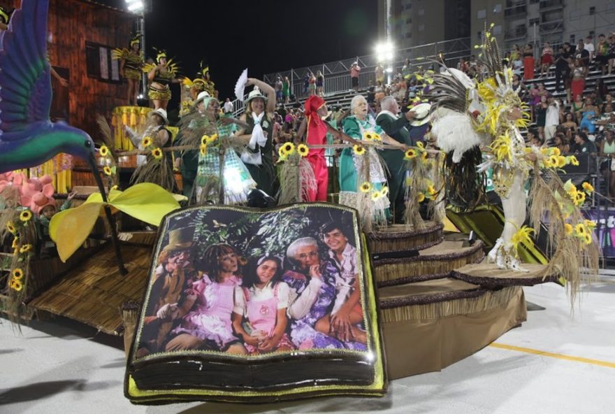 desfile-das-escolas-de-samba-de-santos3A-segundo-dia-com-padre-paulo2C-amazonense2C-x-9-e-unidos-dos-morros-no-grupo-especial.-confira desfile-das-escolas-de-samba-de-santos3A-segundo-dia-com-padre-paulo2C-amazonense2C-x-9-e-unidos-dos-morros-no-grupo-especial.-confira