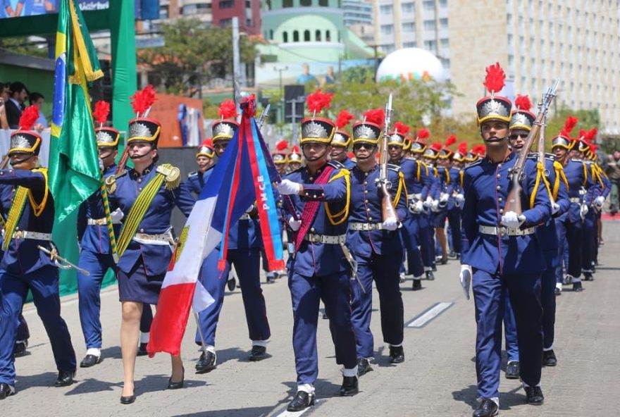 desfile-de-7-de-setembro-em-fortaleza-reune-militares2C-estudantes-e-espectadores3A-veja-as-fotos