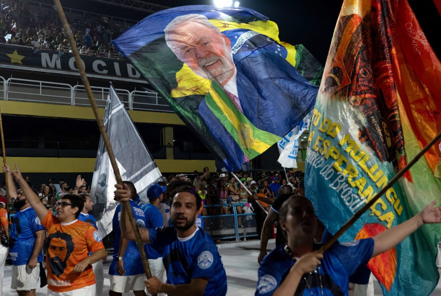 BRAZIL-CULTURE-RIO-CARNIVAL-PREPARATIONS Revelers from the Academicos de Niteroi samba school wave flags depicting Brazil's President Luiz Inacio Lula da Silva during a technical rehearsal at the Sapucai sambadrome in Rio de Janeiro, Brazil on January 30, 2026. Academicos de Niteroi present an artistic proposal that pays tribute to Brazil's President Luiz Inacio Lula da Silva. The Rio Carnival in 2026 will be held from February 13 to 21. (Photo by Pablo PORCIUNCULA / AFP)