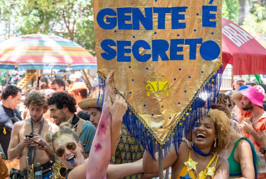 desfile-do-bloco-22a-gente-e-secreto22-agita-ruas-da-lapa-com-referencias-ao-filme-e-muita-alegria-no-carnaval-de-sp desfile-do-bloco-22a-gente-e-secreto22-agita-ruas-da-lapa-com-referencias-ao-filme-e-muita-alegria-no-carnaval-de-sp