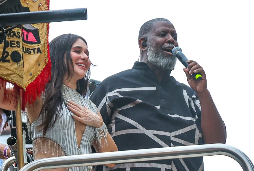 desfile-do-bloco-academicos-do-baixo-augusta-agita-consolacao-com-alessandra-negrini-e-pericles desfile-do-bloco-academicos-do-baixo-augusta-agita-consolacao-com-alessandra-negrini-e-pericles