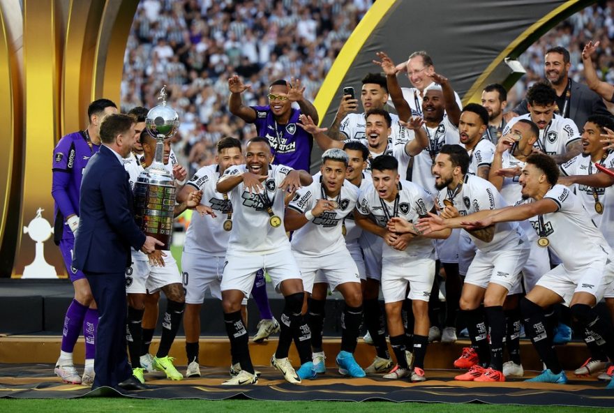 desfile-em-carro-aberto-do-botafogo3A-festejos-na-enseada-de-botafogo-com-delegacao-campea-da-libertadores-neste-domingo