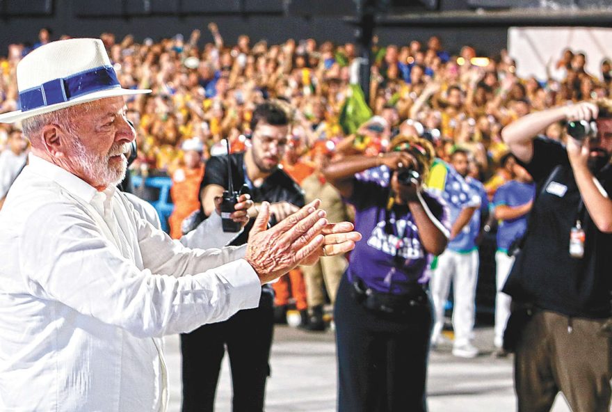 desfile-em-homenagem-a-lula-gera-repercussao-negativa-nas-redes-e-nova-ofensiva-judicial-da-oposicao RI Rio de Janeiro (RJ) 15/02/2026 Carnaval 2026 - Desfile das Escolas de Samba do Grupo Especial - Acadêmicos de Niterói - Lula vai até apista ao lado do prefeito Eduardo Paes durante o desfile. Foto: Marcelo Theobald / Agência O Globo